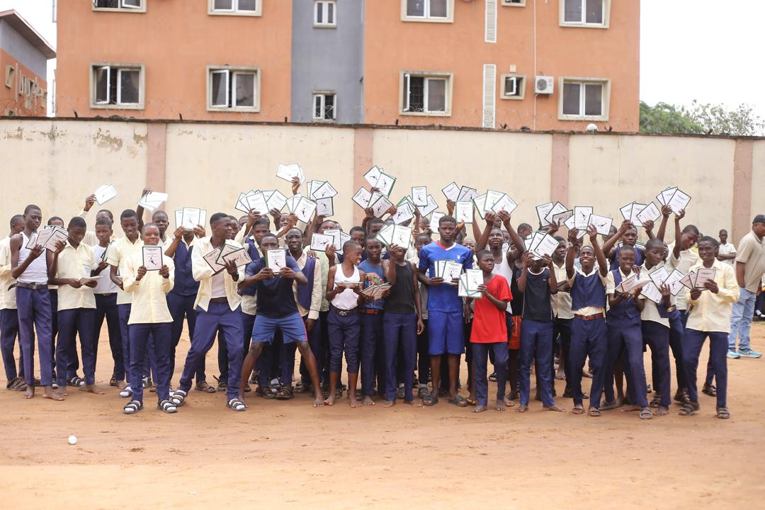 Large group of players displaying their certificates